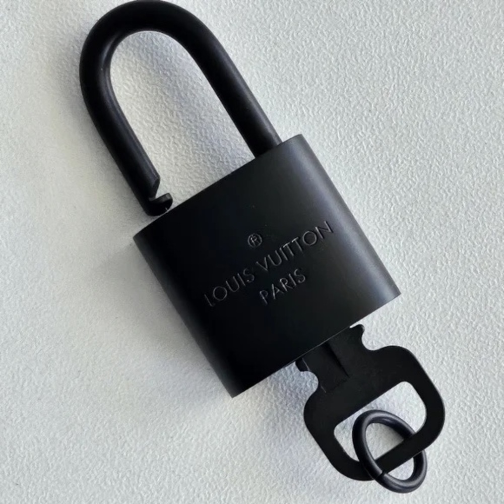 RARE 100% AUTHENTIC BLACK LOUIS VUITTON LOCK AND 2 KEY SET *NEW IN BOX* #315. - Picture 3 of 5